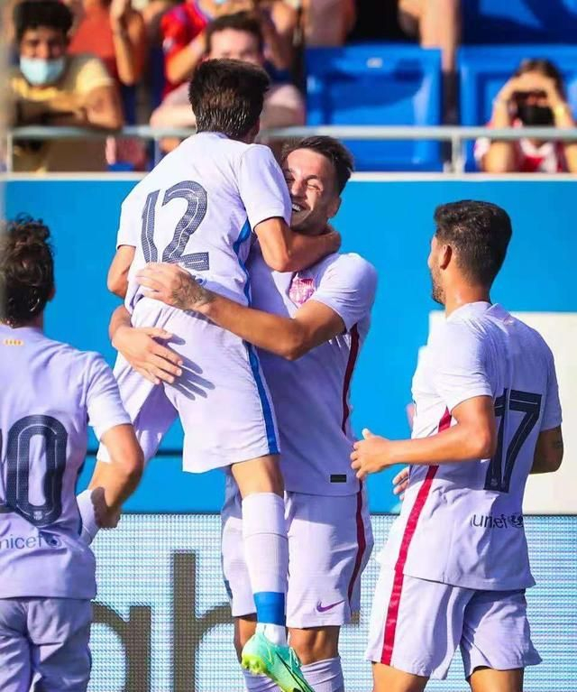 罗马女足门将禁区内二次触球被红牌罚下